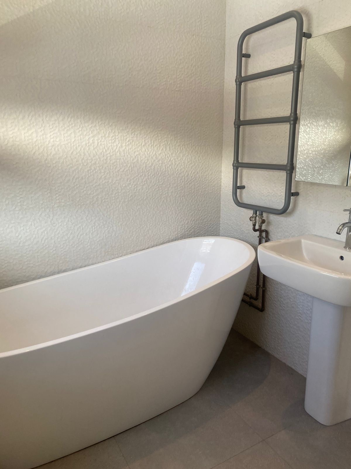 Main Bathroom Suite - Primary View
