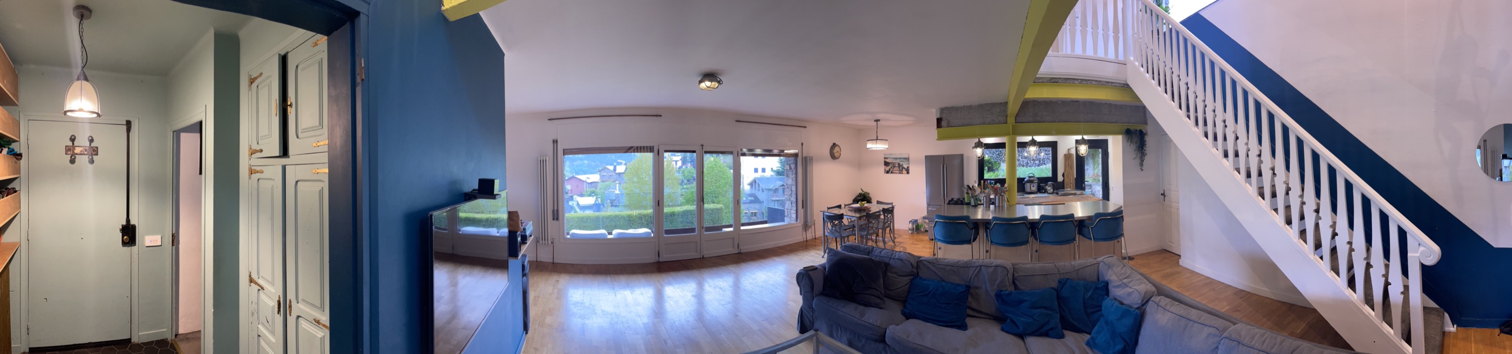 Vista panorámica del salón, cocina y escalera